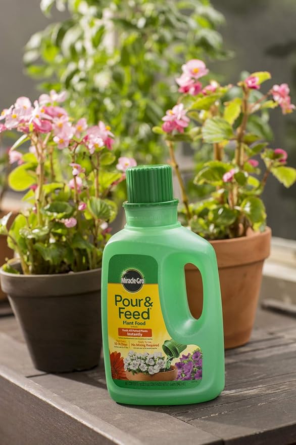 Miracle-Gro Plant Food, Liquid | Pour & Feed | 32 fl. oz | Pack of 2