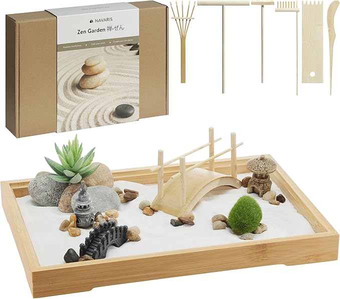 Navaris Zen Garden Kit - Mini Japanese Sand Garden - Miniature Meditation Stone Ornaments - Buddhist Gifts Complete Set - Rectangular Bamboo Tray, White Sand