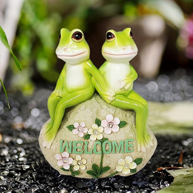 Jy.Cozy Solar Powered Frog Couple Statue with LED Lit Flowers Welcome Sign 7-Inch Tall Resin Garden Decor Romantic Ornament Gift for Porch Patio Housewarming Wedding Outdoor Decor