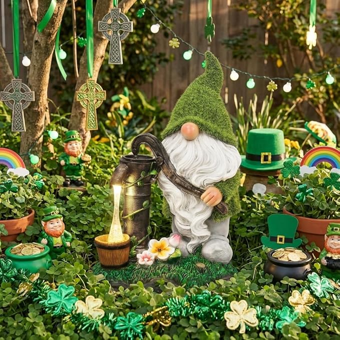 TERESA'S COLLECTIONS Garden Gnomes Decor with Solar Lights, Fathers Gifts, Green Outdoor Resin Decorations for Porch Patio, Gnome Ornaments for Dad and Mom，9"