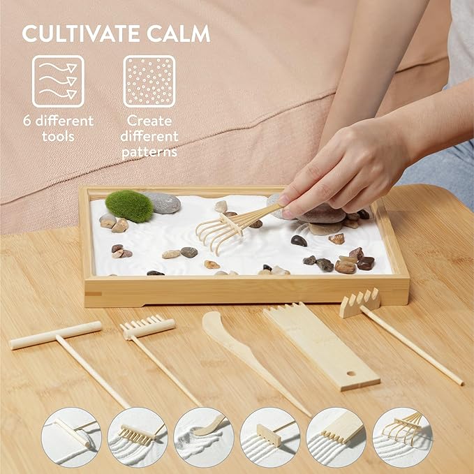 Navaris Zen Garden Kit - Mini Japanese Sand Garden - Miniature Meditation Stone Ornaments - Buddhist Gifts Complete Set - Rectangular Bamboo Tray, White Sand