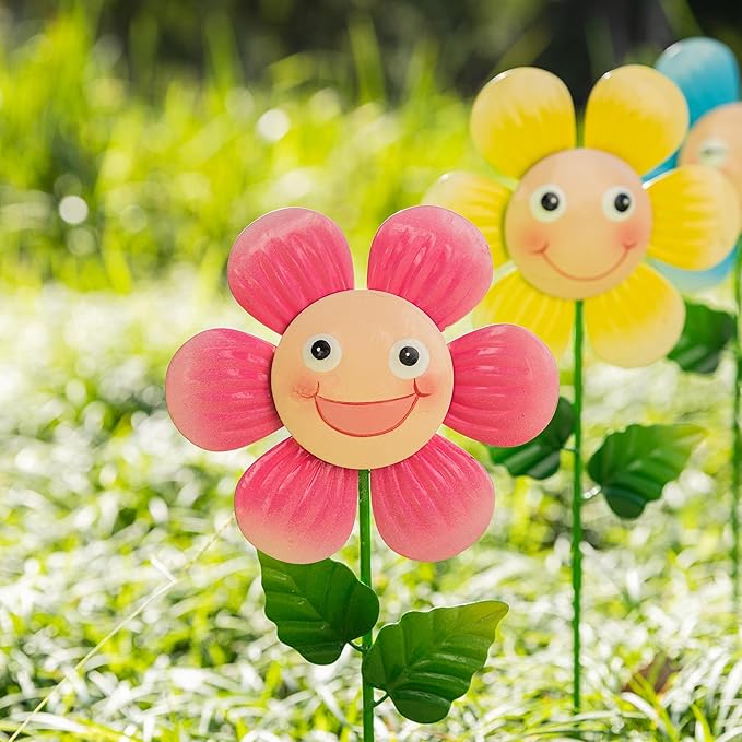Glitzhome Set of 3 Happy Face Flower Stakes, Metal Flower Yard Stakes with Hand Painted Smiling Design, Iron Garden Yard Spring Decor or Wall Decor, 18”H