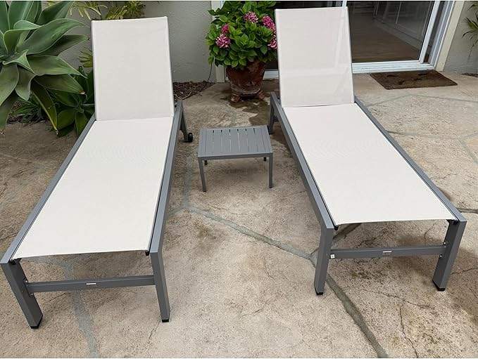 PURPLE LEAF Outdoor Lounge Chair Set for 2 Patio Chaise Lounger with Aluminum Frame and Easy-to-Move Wheels All-Weather Pool Lounge Chairs for Outside Garden Yard Poolside Table Included, Khaki