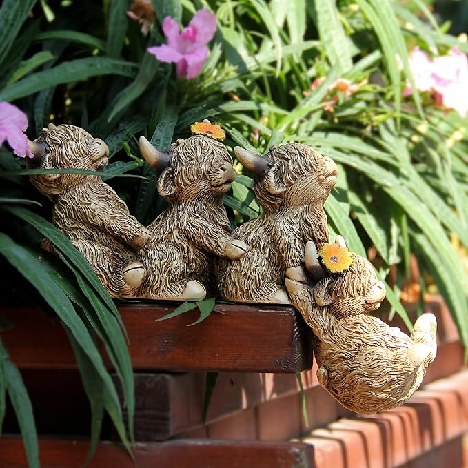 Garden Highland Cow statue for Outdoor Decor,Highland Cow Statue Shelf Sitter,Family Ties 4pc Holding Together Figurine for Outdoor Garden Bookshelf Desk Step Edge Decor,Highland Cow Gifts for Women
