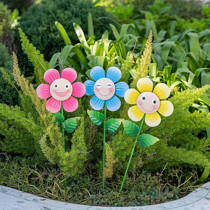 Glitzhome Set of 3 Happy Face Flower Stakes, Metal Flower Yard Stakes with Hand Painted Smiling Design, Iron Garden Yard Spring Decor or Wall Decor, 18”H